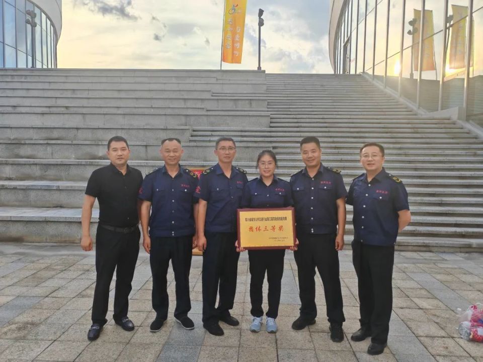 公司组织驾驶员陈艳丽,王欢,牟智勇参加比赛.