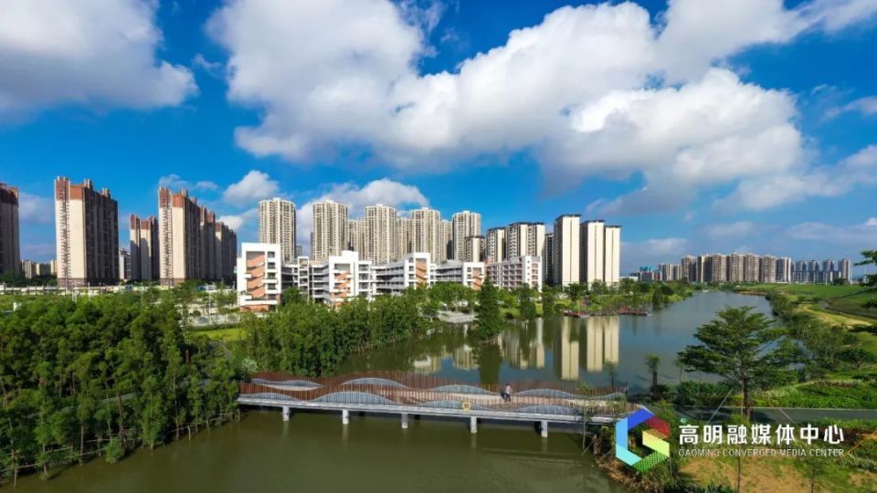 产业新城打造了"佛山市十大最美公园"之一的明湖公园,以及丽江水廊,智