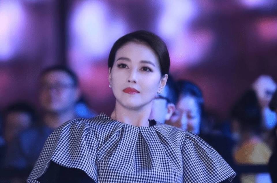 周海媚离世太凄凉,豪宅恐被变卖,她敲响了单身女性的警钟-腾讯新闻