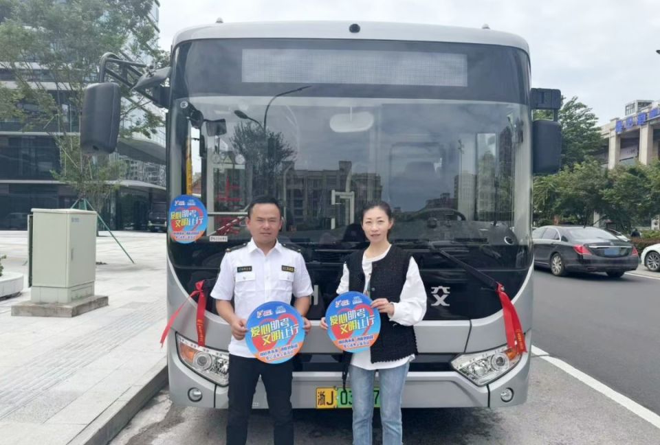 "李晨献回忆说.抵达考场后,看到由fm102.7台州交通广播组织的爱心送考