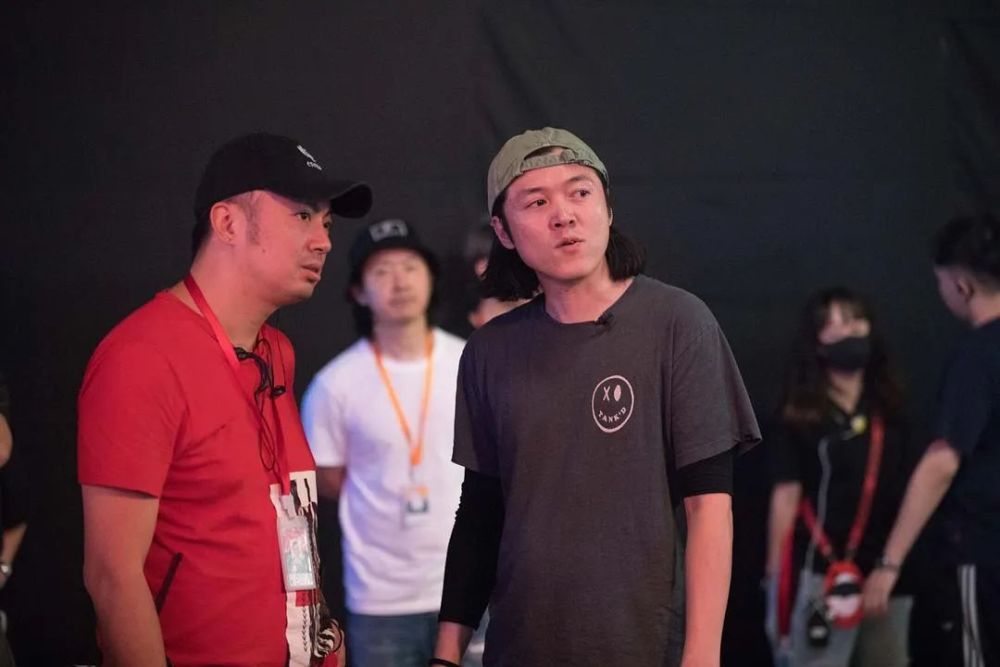 《漫长的季节》开拍前,导演辛爽的父亲去世不久,他