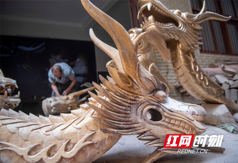 湖南道县:手工雕刻龙船头迎端午(组图)