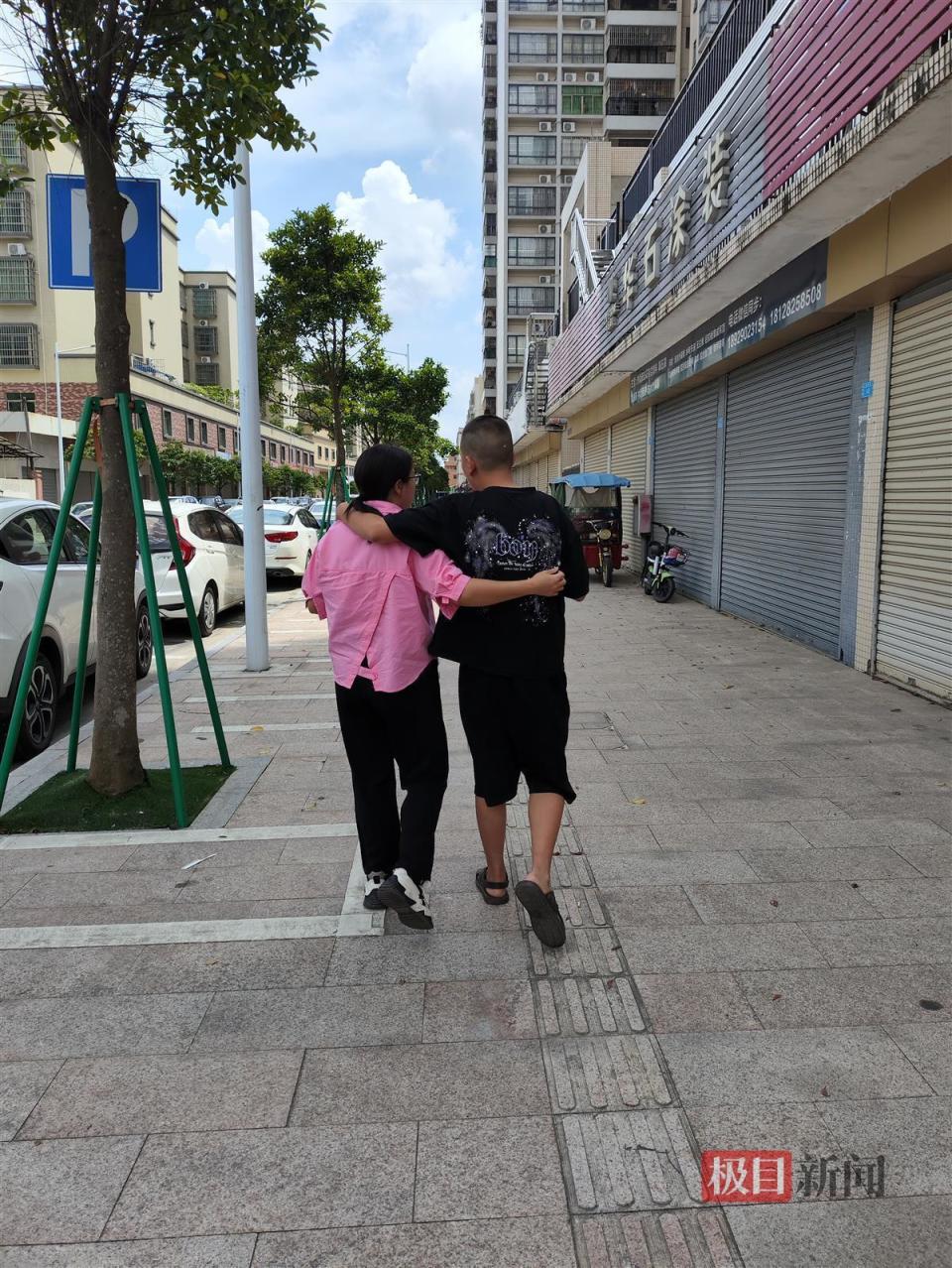 芒果視頻：香港合六彩資料藍月亮35歲母親帶14歲孤獨癥兒子跑貨車：會養(yǎng)“無法長大”的他一輩子