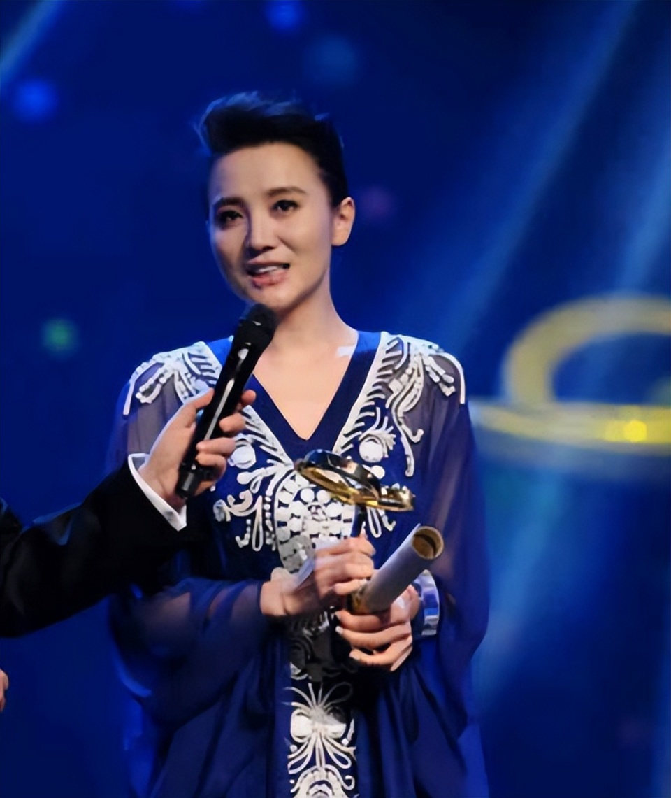 剧中的精彩演出,击败了当年大热《甄嬛传》里的孙俪,拿到了白玉兰视后