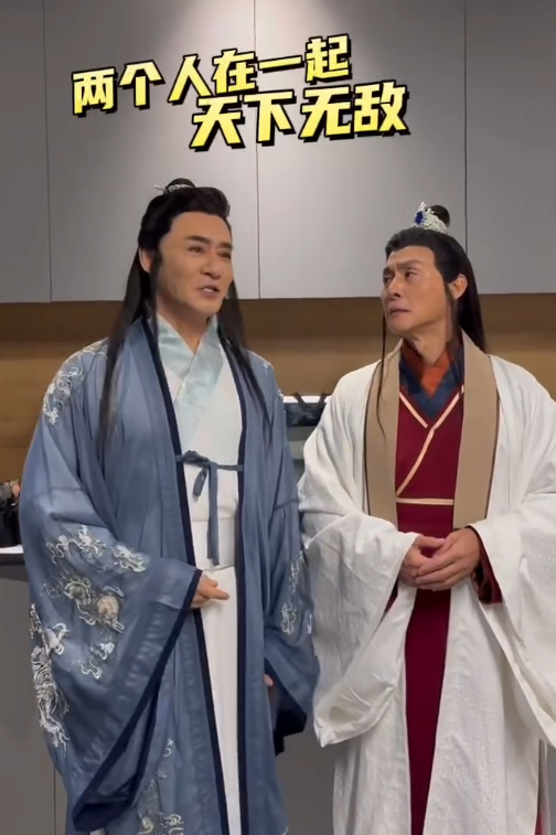 两代“慕容复”罕见同框，再现《天龙八部》经典扮相，放话“两个人成慕容正”_腾讯新闻