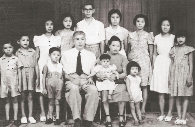 王源兴回国前的全家福(1950年) (资料图片)东南网4月3日报道(福建日报