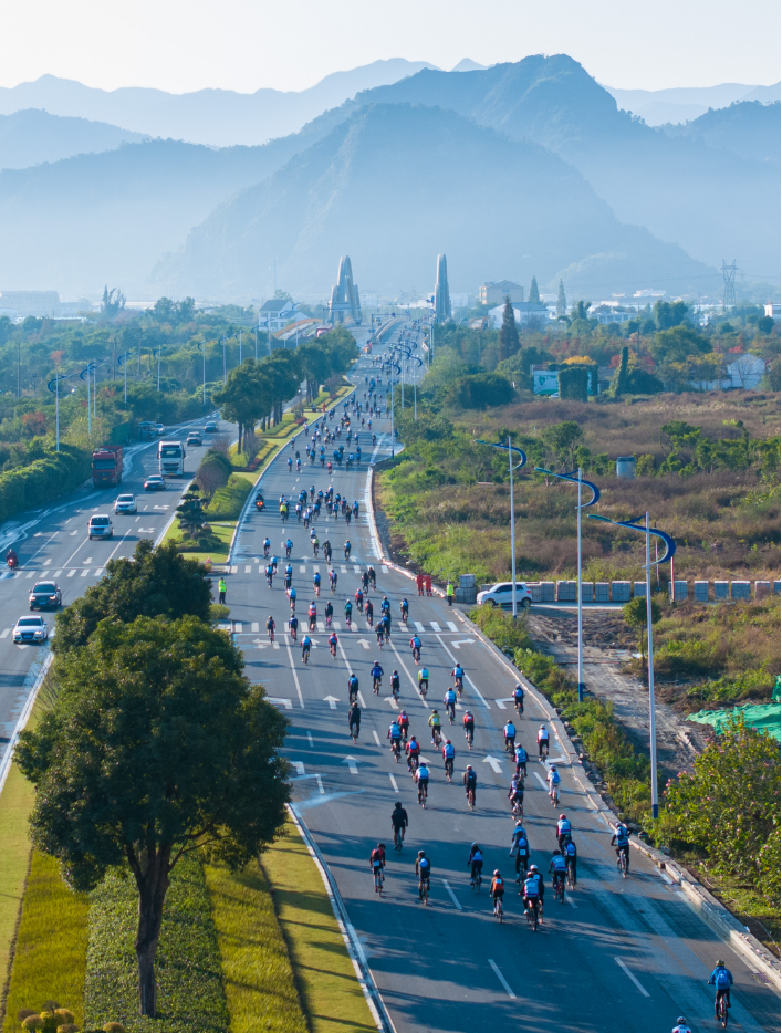 700名"骑士"在苍南最美公路上演"速度与激情"!_腾讯新闻