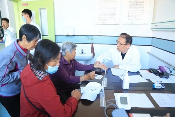 看病就医创造便利条件的同时,各义诊单位还带去了牛黄利咽丸,全蝎膏