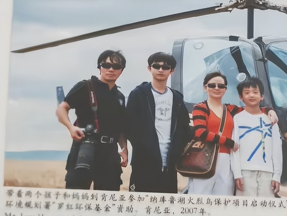 好利来总裁罗红,罕见出现在小儿子罗成的视频中,当众催婚,父慈子孝