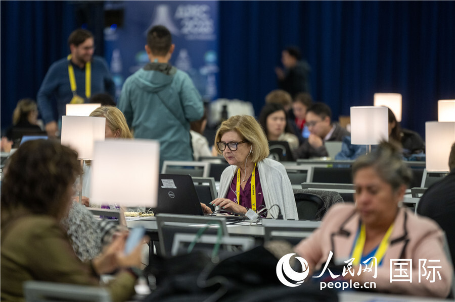 apec会议媒体记者忙碌工作