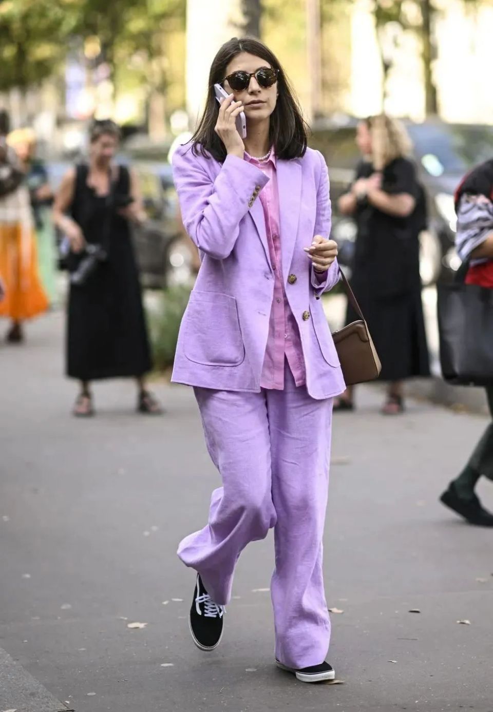 如何搭配今年春天流行的淡紫色,专家们选择将其搭配成整体造型,要么