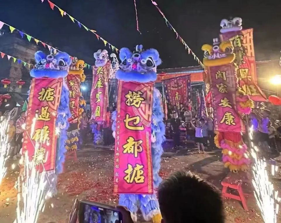 六都南乡：举办关帝诞龙狮巡游活动_腾讯新闻