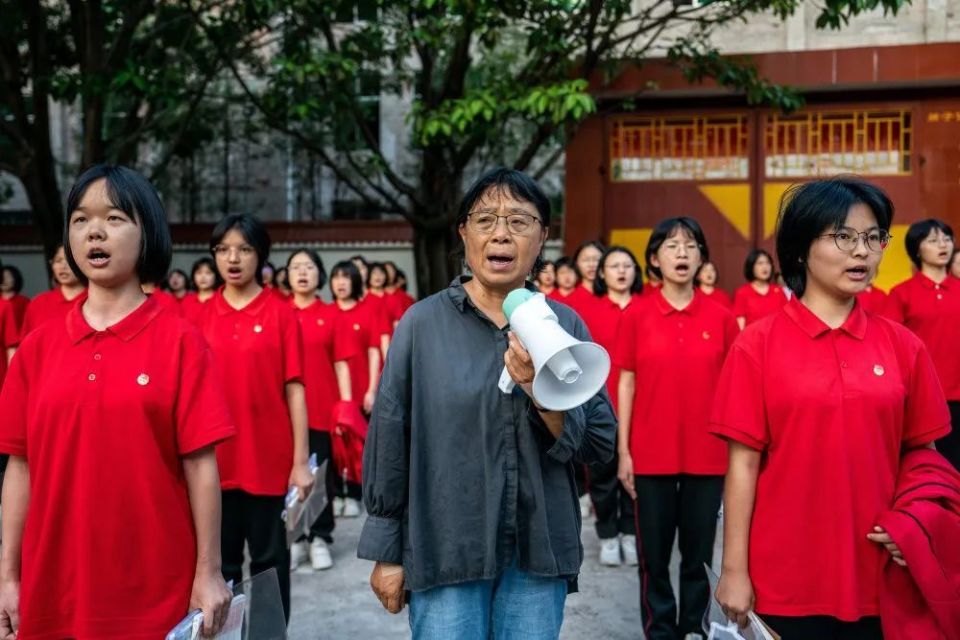 高考第一天结束后,张桂梅这样"宠"她的学生们