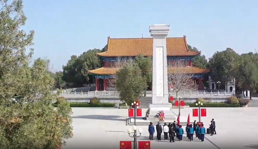 在鲁西南烈士陵园,曹县中小学校组织开展"缅怀先烈 铭记历史"清明节