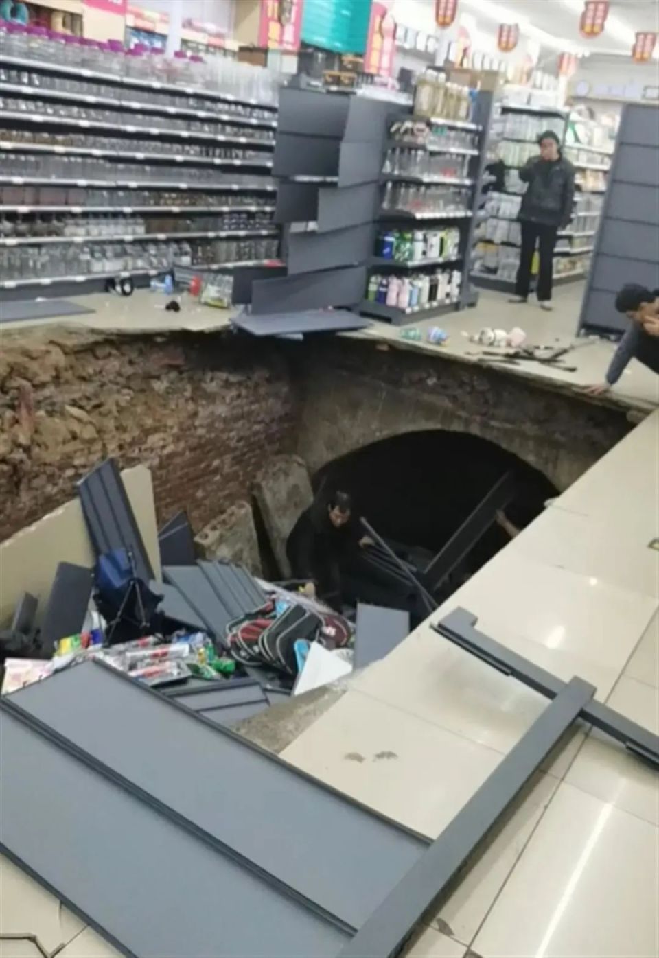 一超市突然塌陷，2人掉进洞中！ 官方最新通报_腾讯新闻