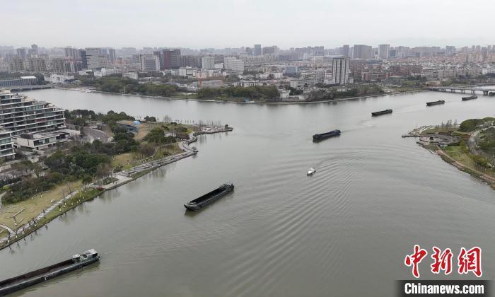 重塑内河航运经济优势千年黄金水道杭甬运河复航忙