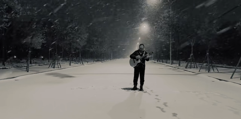 飘满雪的冬天不带伞的少年老狼又在纷飞的雪中唱歌了