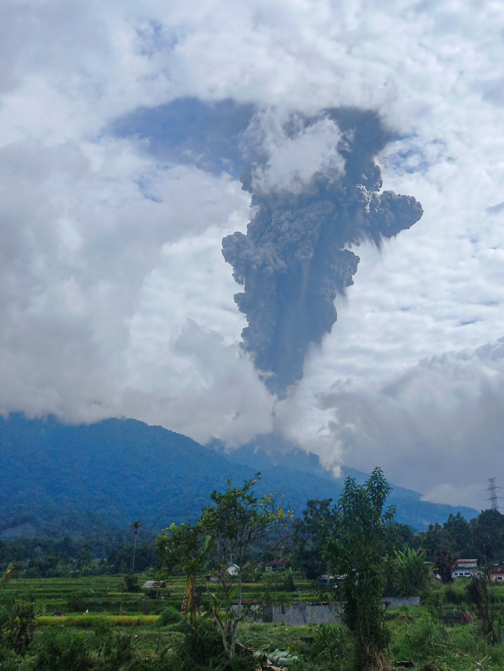 尼亚穆拉吉拉火山图片