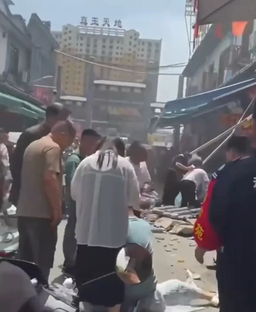 河南南阳一玉器市场瓦檐坠落,官方通报:致3人受伤