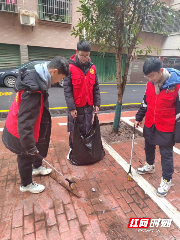 东安县白牙市镇茶亭社区开展青春援手助力社区社会实践志愿服务活动