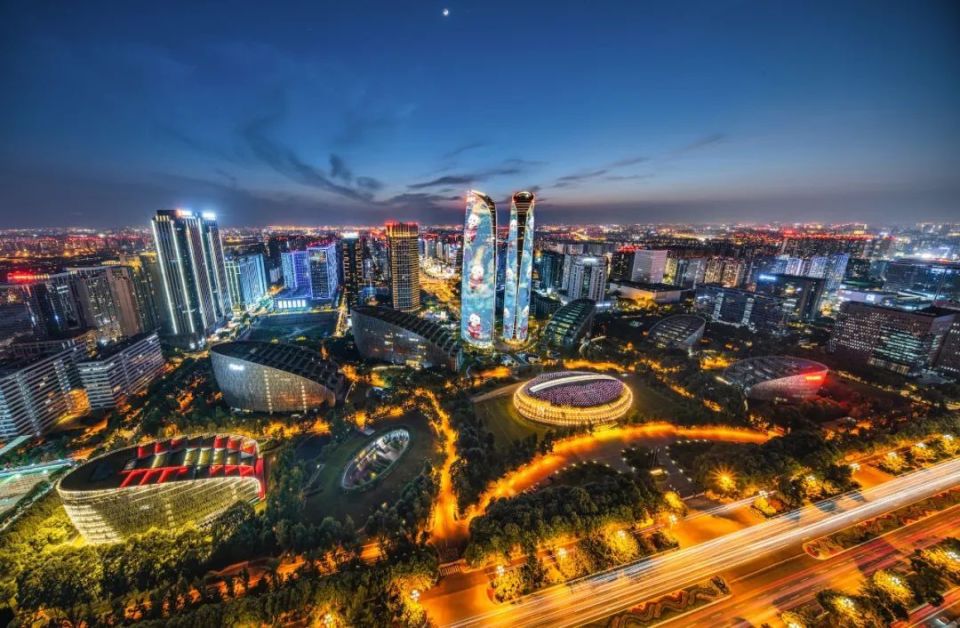 "记录城市的发展变迁",他拍下雪山下的千年蓉城,用镜头展现成都光影