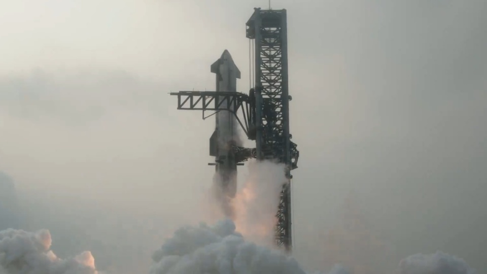 运载火箭"星舰"以及飞船集成系统从位于美国得克萨斯州的基地发射升空