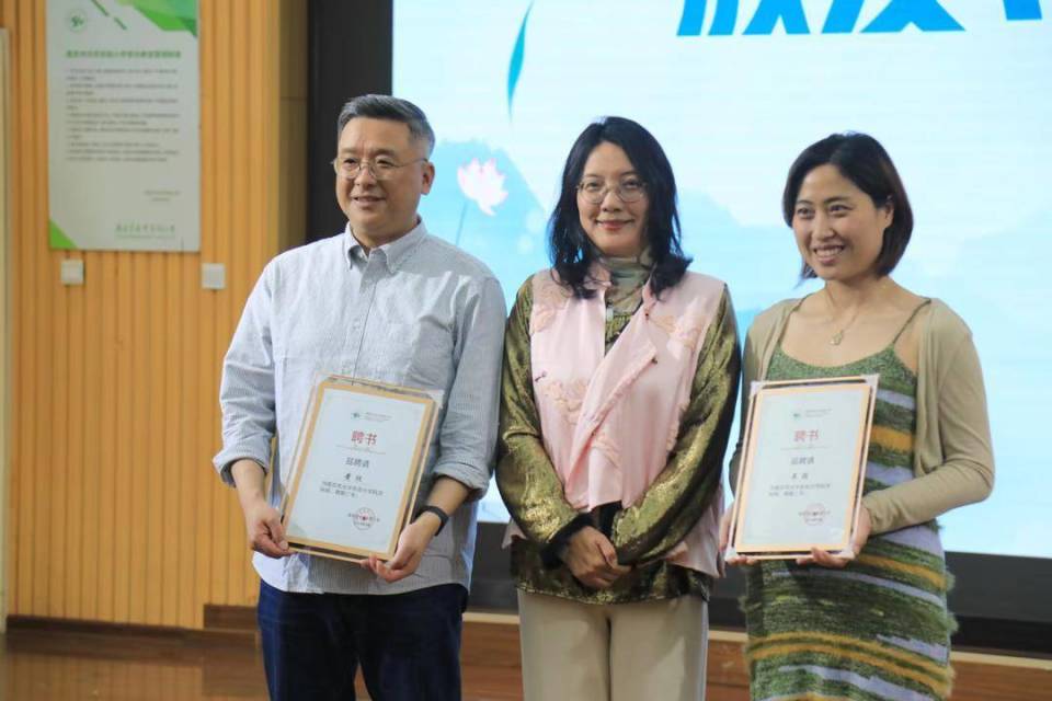 听"红楼里的非遗文化",制作云锦布贴画  南京光华东