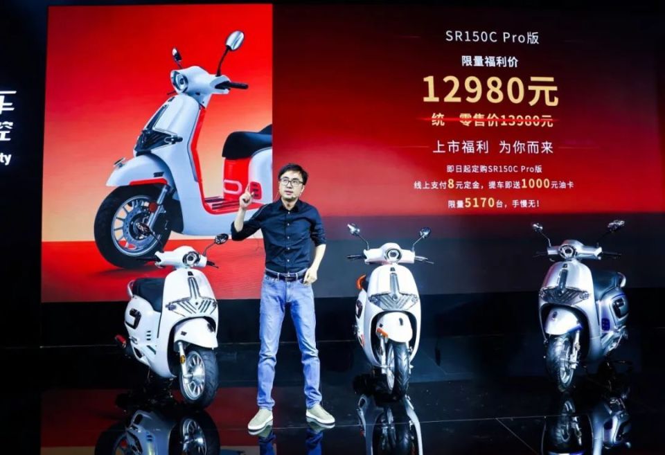 北京摩展首日部分新车汇总:闪300自动挡,川崎zx6r,燎700 pro等新车