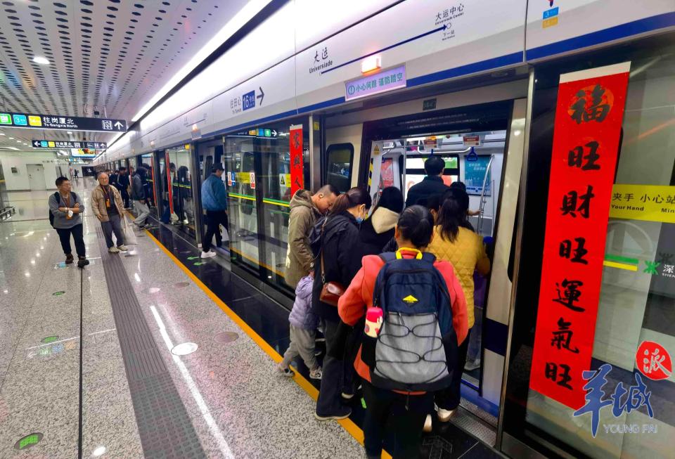 深圳地铁车站、列车“换新装”，这个春节地铁年味满满_腾讯新闻