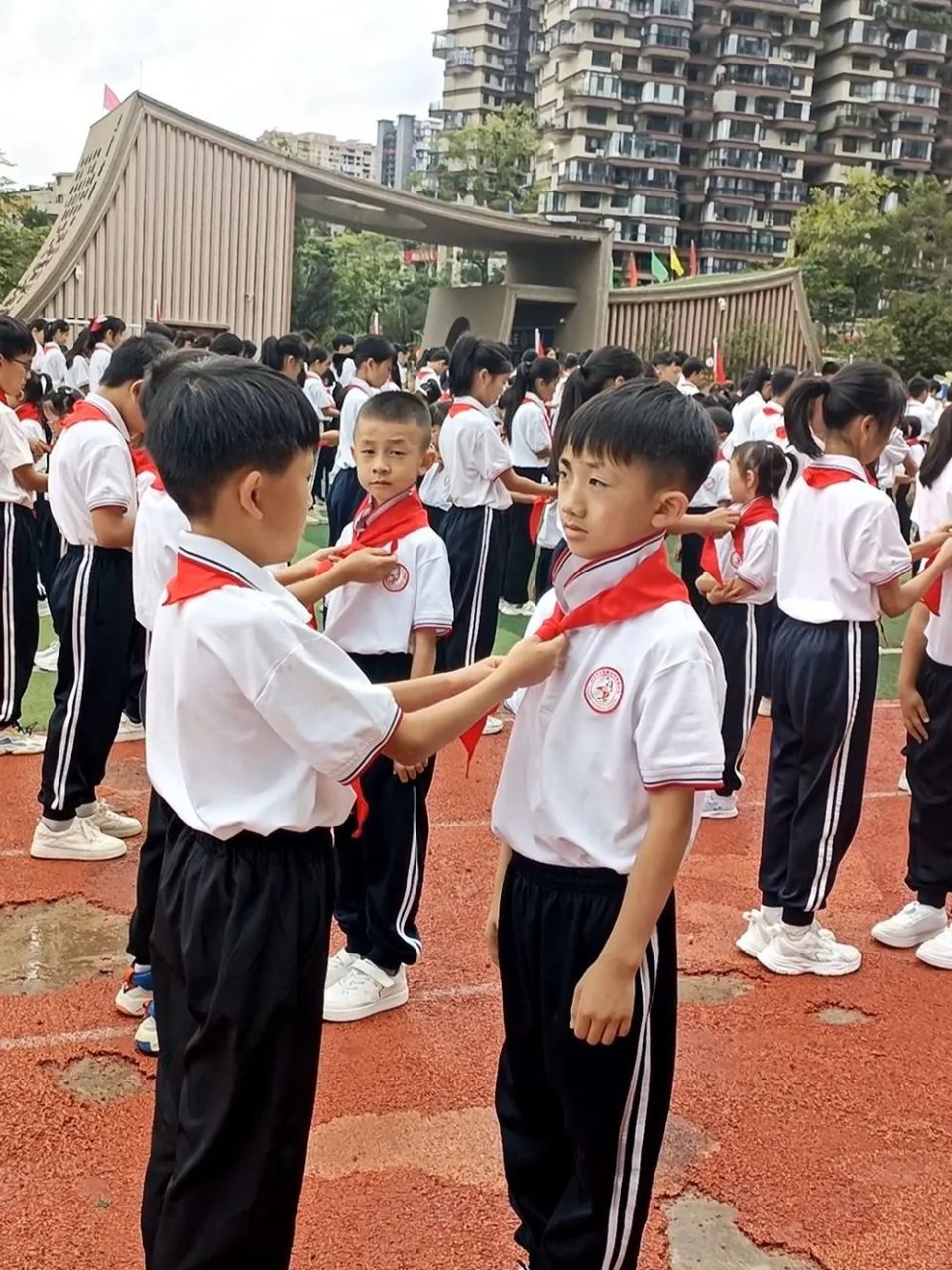 红星路小学富康校区一年级九班的邱铭籽钰是此次第一批入队的新队员之