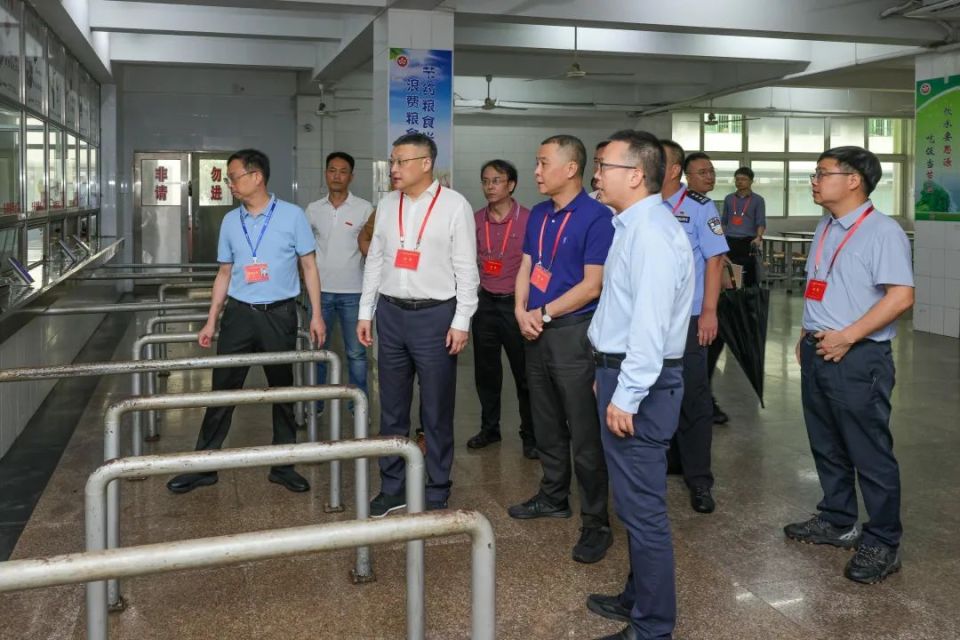 在铭选中学考点,刘永强听取该考点准备工作情况汇报,与在考场值守的