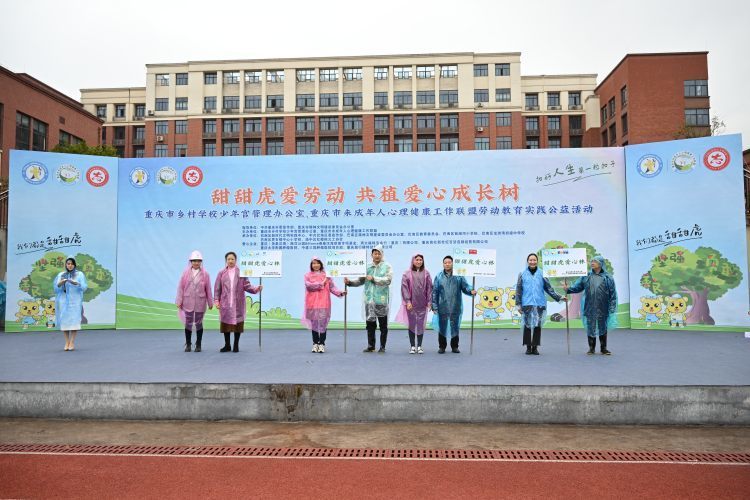 大手牵小手,共植爱心树 这场植树活动为校园增添新绿_腾讯新闻