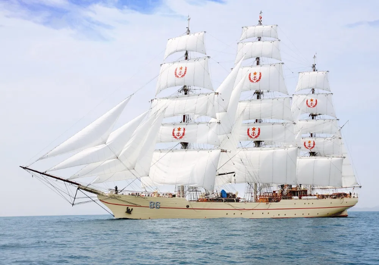 据了解,舷号为86的"破浪"号风帆训练舰隶属海军大连舰艇学院某