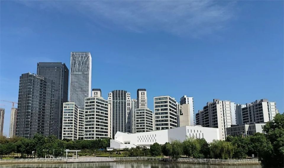 (实景图)从东方体育中心地铁站出来,映入眼帘的,是一片摩天大楼前滩的