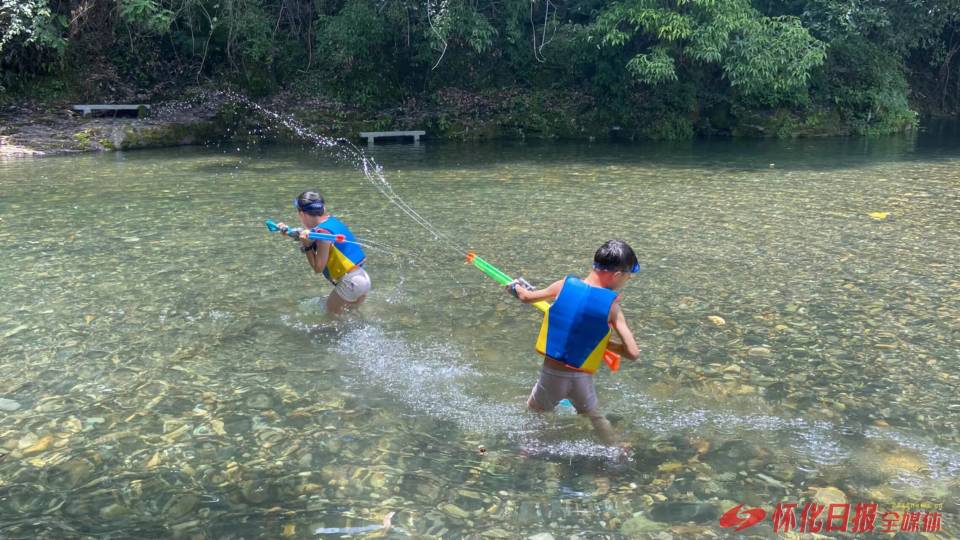8日,记者在杨村乡的山涧溪水中,见到不少市民带着孩子在这里游泳,戏水