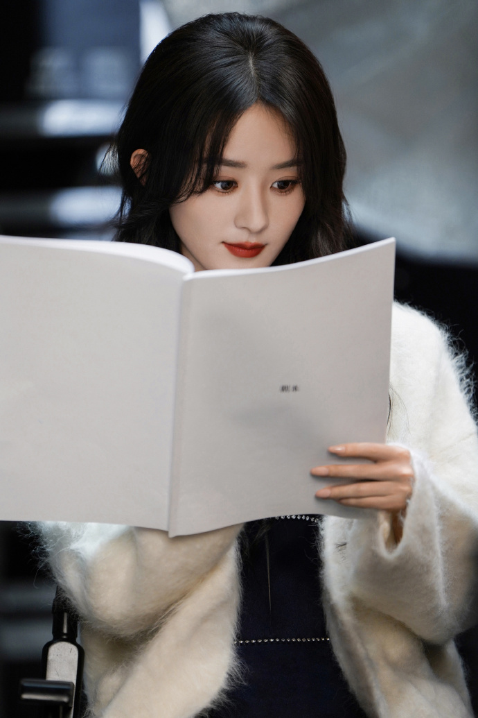 林更新疑似隔空表白,赵丽颖认真研读剧本,清纯甜美依旧岁月静好