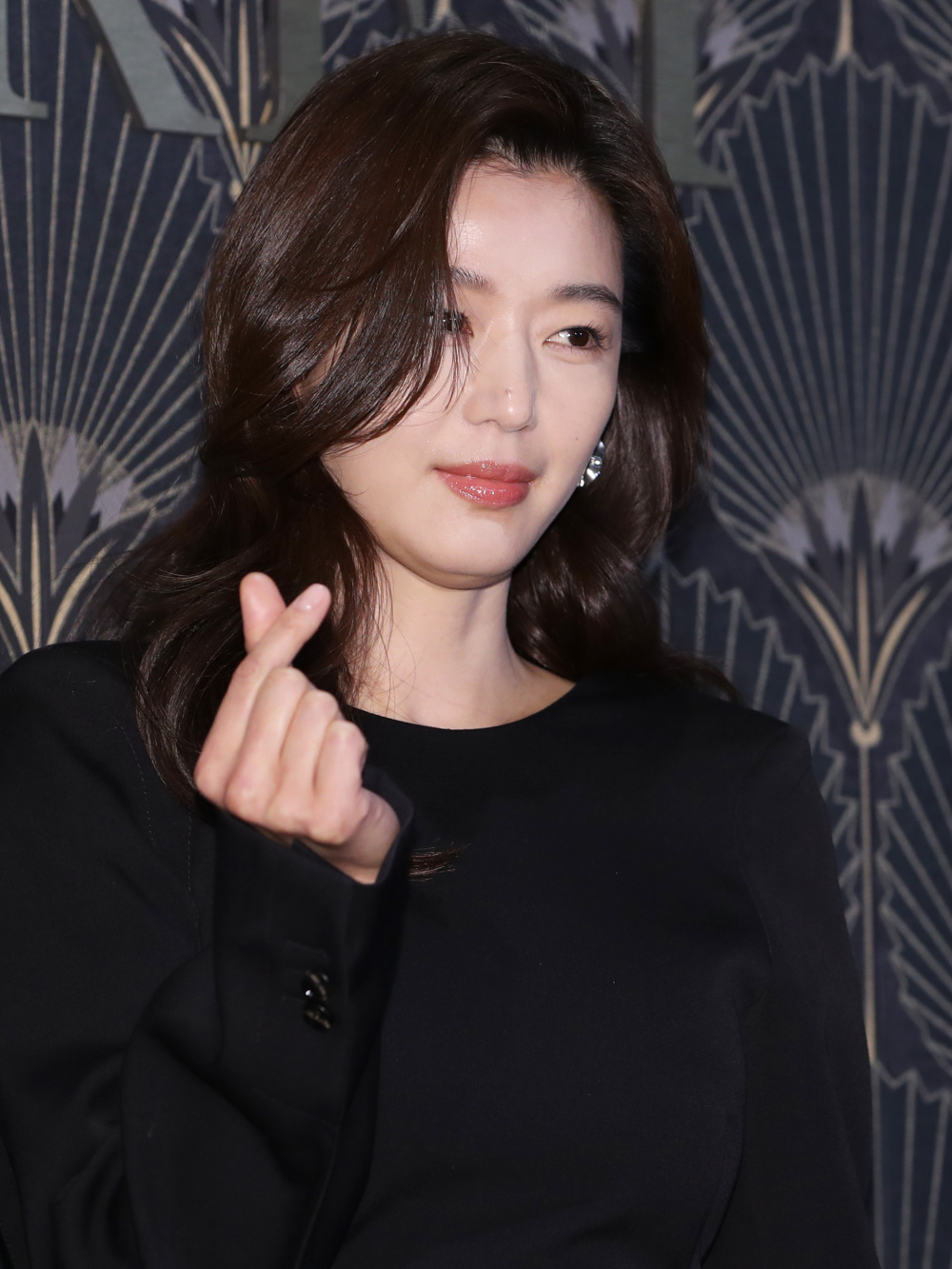 全智贤穿露背装出席活动害羞比心引韩媒盛赞天花板美貌