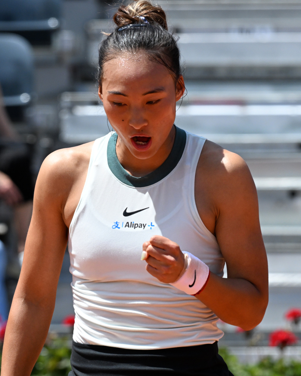 网球——wta1000罗马站:郑钦文晋级32强