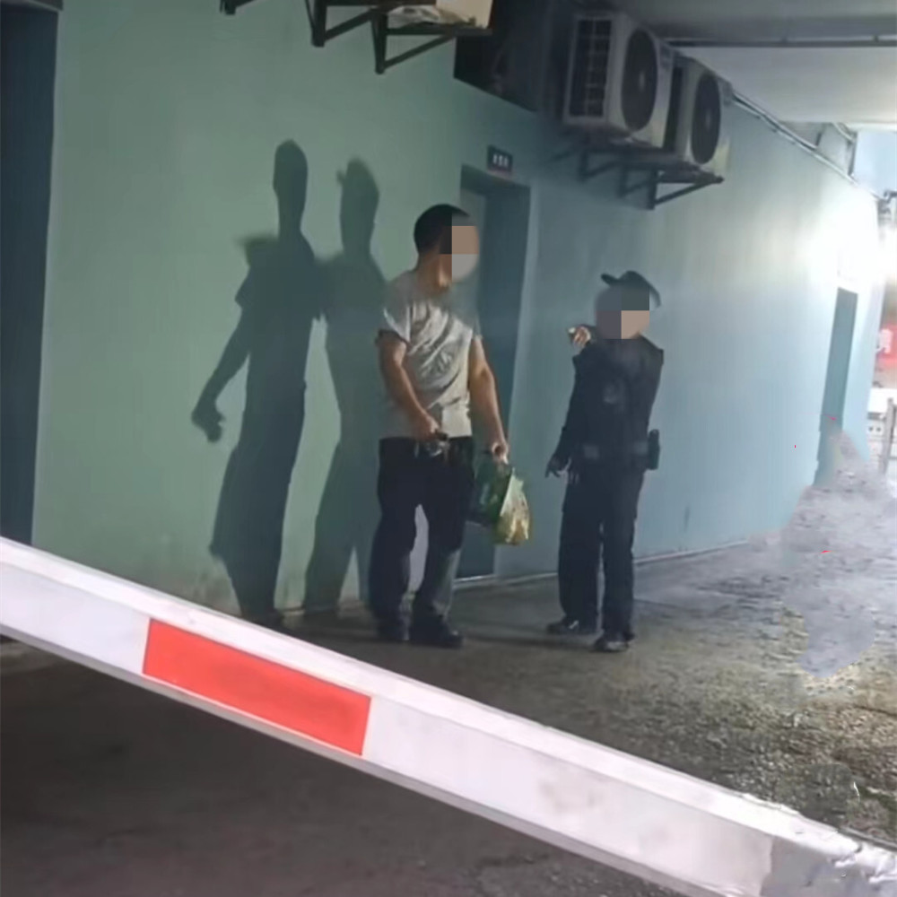 重庆一男子走车道出去，被保安拦住不让他走，男子：又没车进出腾讯新闻 5916