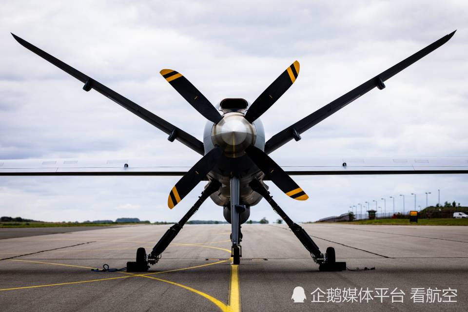 英国皇家空军"保护者"无人机在马勒姆基地降落