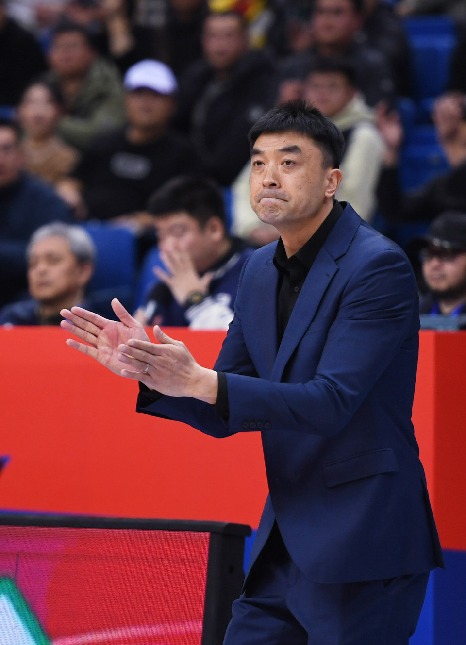 3月7日,青岛国信水产队教练刘明涛在比赛中鼓励球员.