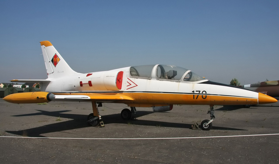 尽管在21世纪已经装备了更现代的雅克-130教练机(已经建造了160架),但