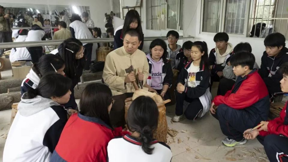 【文化中国行】屯堡木雕“守”艺人鲍波：刻刀雕琢老技艺 创新激活新未来_腾讯新闻