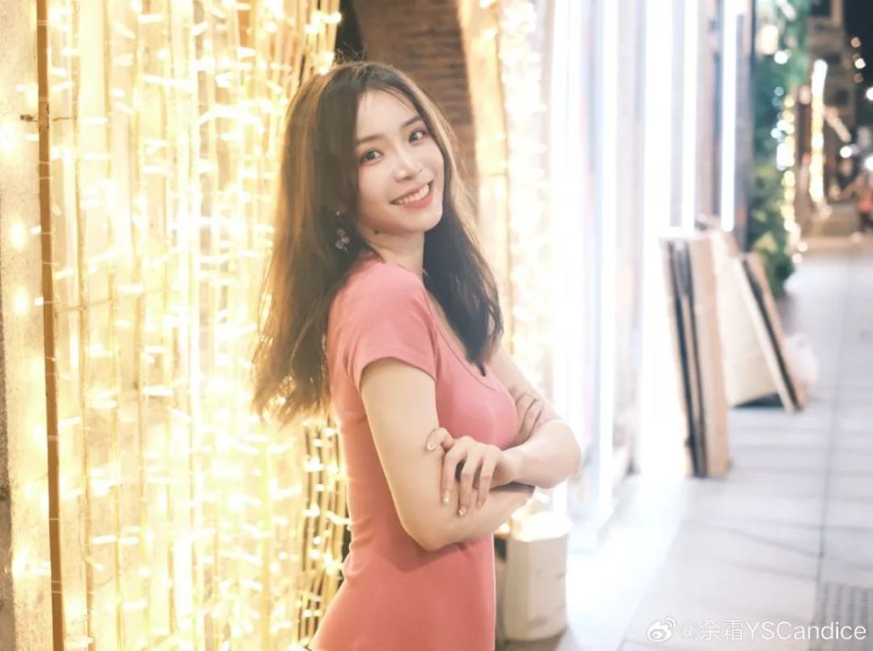 【lpl老婆】余霜美丽包臀裙街头漫步,泽元拍照技术娴熟