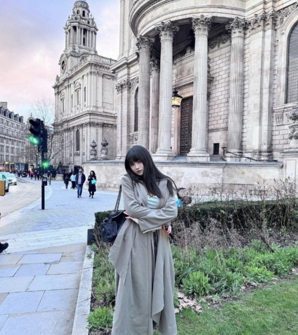 还记得汪峰的大女儿小苹果吗?开始走网红风了?