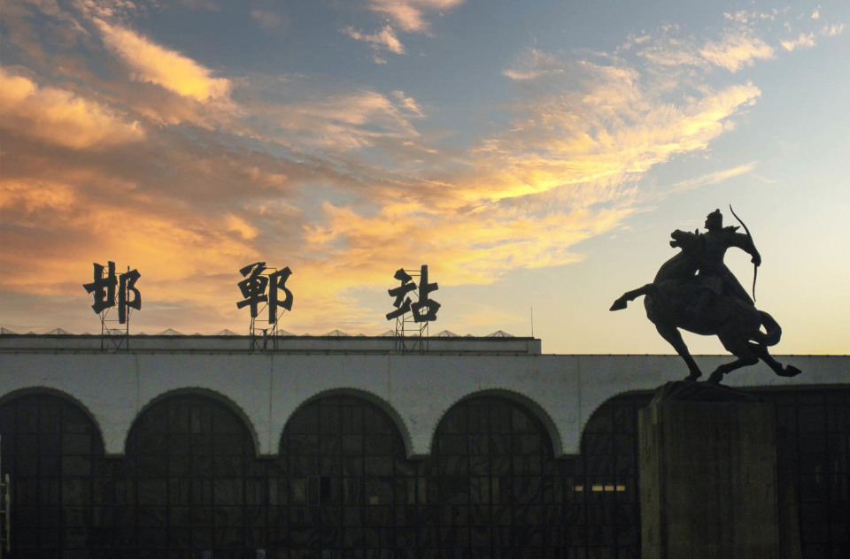 邯郸老火车站,2018年停用后已被拆除,包括广场上胡服骑射的雕像.