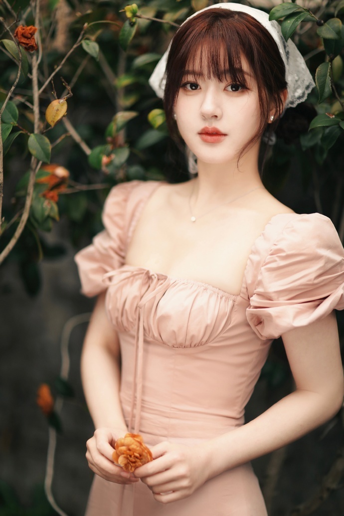 赵露思分享生活美照肤白貌美少女感满满与小狗互动超有爱