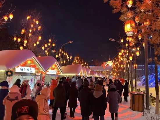 长白山举办跨年活动,以粉雪奇妙夜巡游表演,npc互动,灯光秀,dj蹦迪