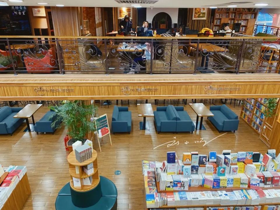 哈尔滨有一家"中央书店",满满欧式气息,游客感觉像是进了宫殿