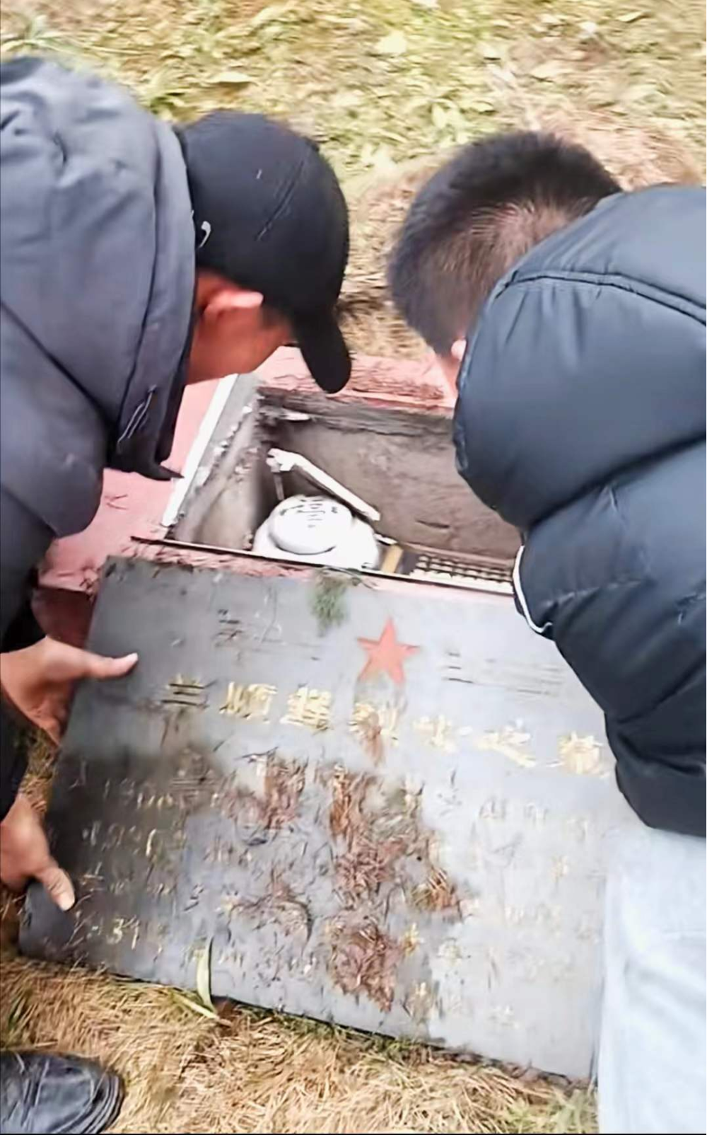 湖南祖孙三人扶起被树砸歪的烈士墓碑获赞陵园将在冻雨过后重新修缮
